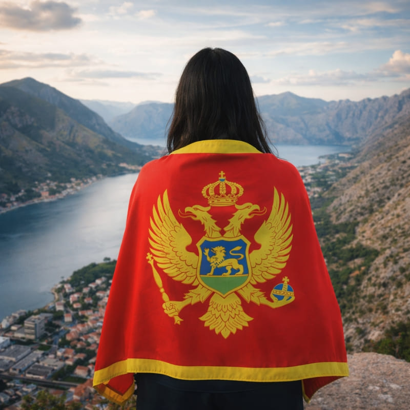 Drapeau du Monténégro tenu par une femme à Kotor