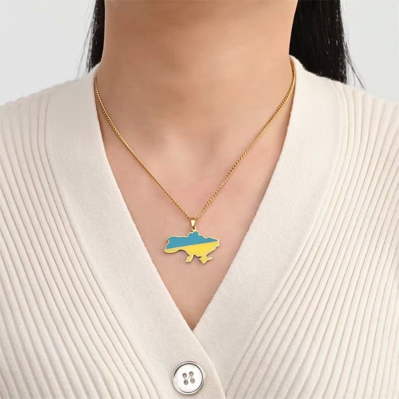 Collier Ukraine aux couleurs du drapeau, porté par une femme