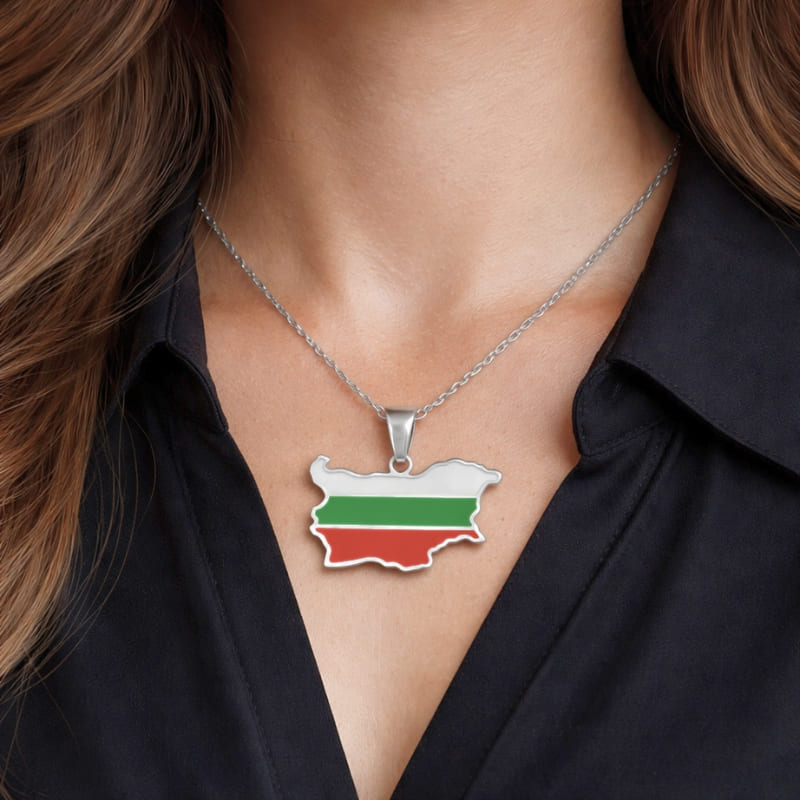 Pendentif du drapeau bulgare en argent porté par une femme