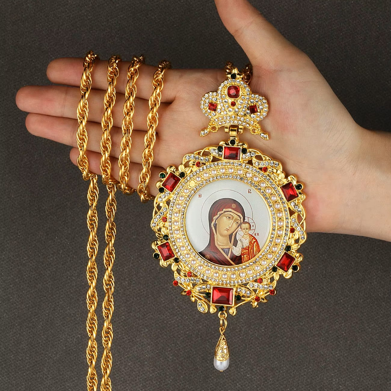 Halskette Anhänger Goldene Panagia — Gottesmutter, Perlen und Rote Steine