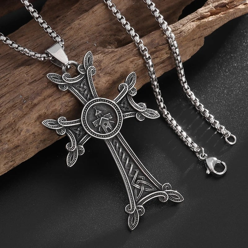 Bijou religieux arménien en forme de croix khachkar avec chaîne, posé sur fond en bois sombre