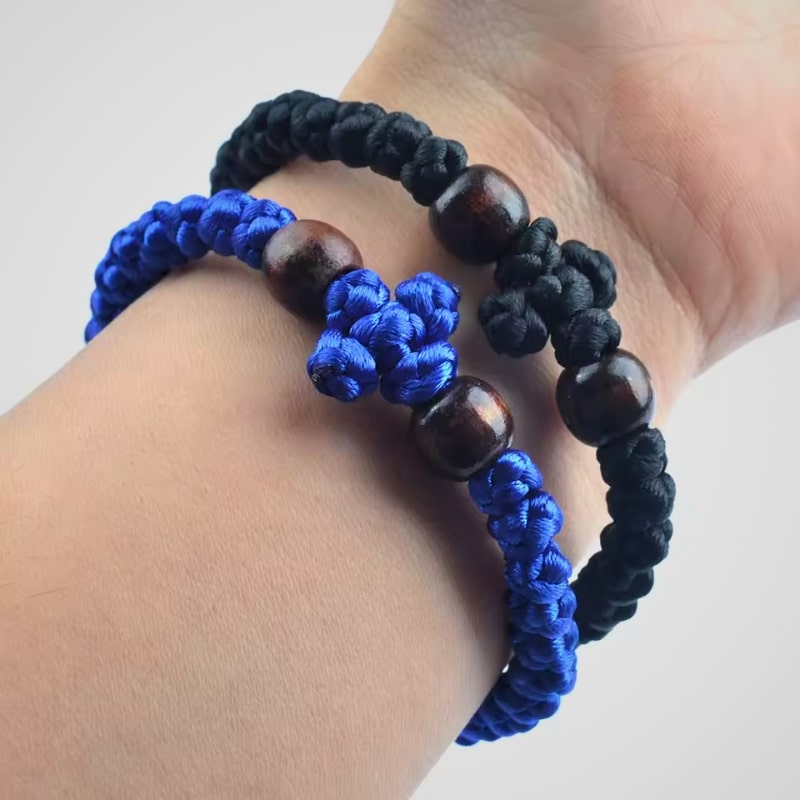 Bracelets orthodoxes grecs portés sur un poignet