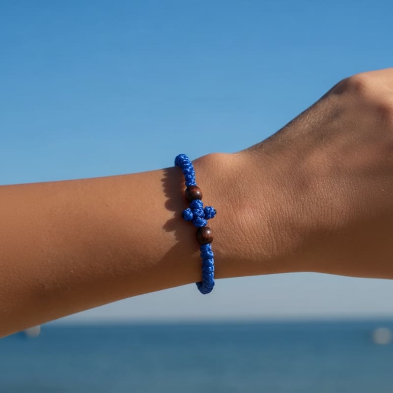 Bracelet chotki orthodoxe porté au poignet d’une femme