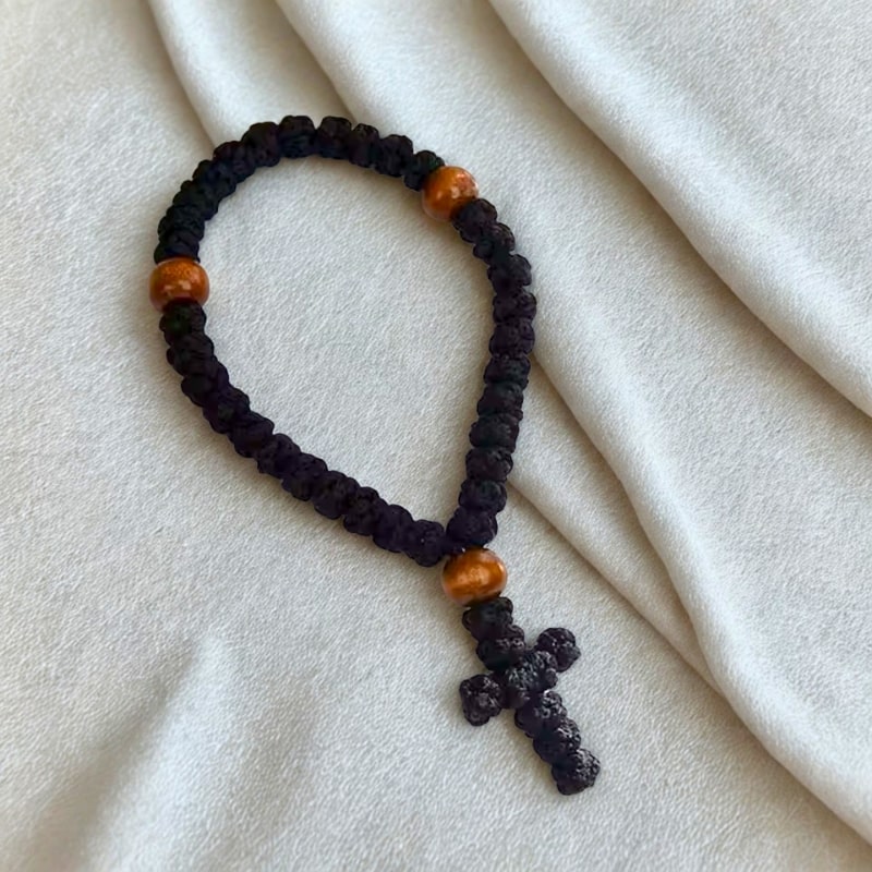 Chotki orthodoxe 33 grains posé sur tissu clair