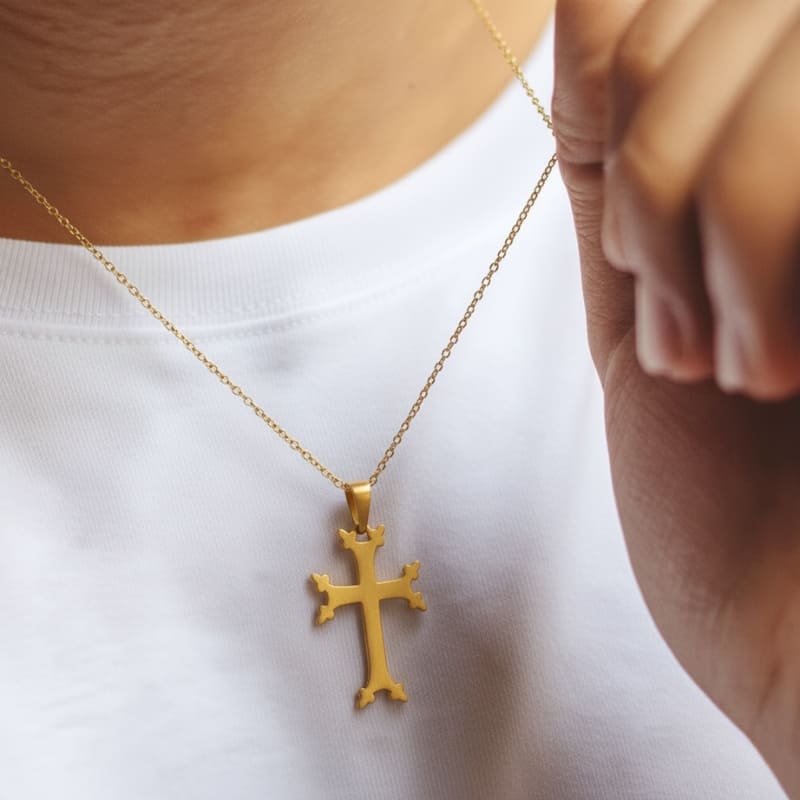 Collier pendentif croix armenienne en or porté par un homme