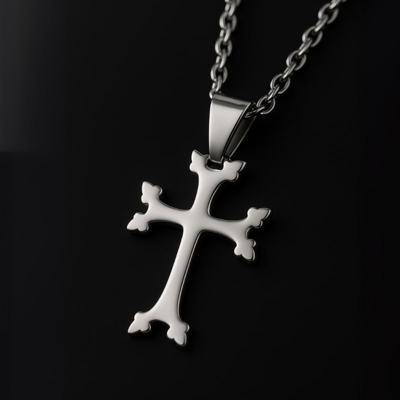 Collier croix arménienne argent - bijou orthodoxe élégant sur fond sombre