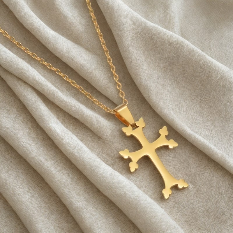 Collier croix arménienne en finition dorée sur de la soie