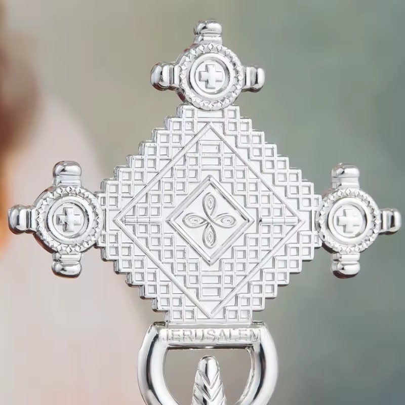 Gros plan sur les détails de la pointe de la croix à main éthiopienne