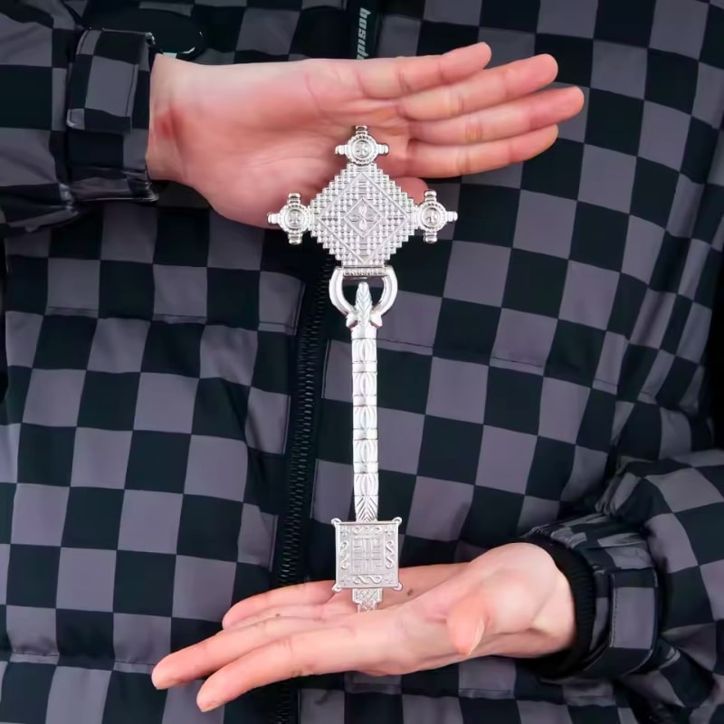 Croix de prêtre orthodoxe éthiopien tenue entre les mains d'un homme