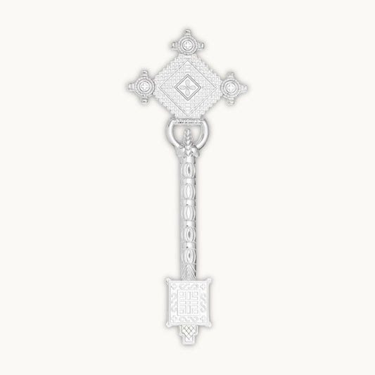 Croix de bénédiction éthiopienne de couleur argentée, sur fond clair