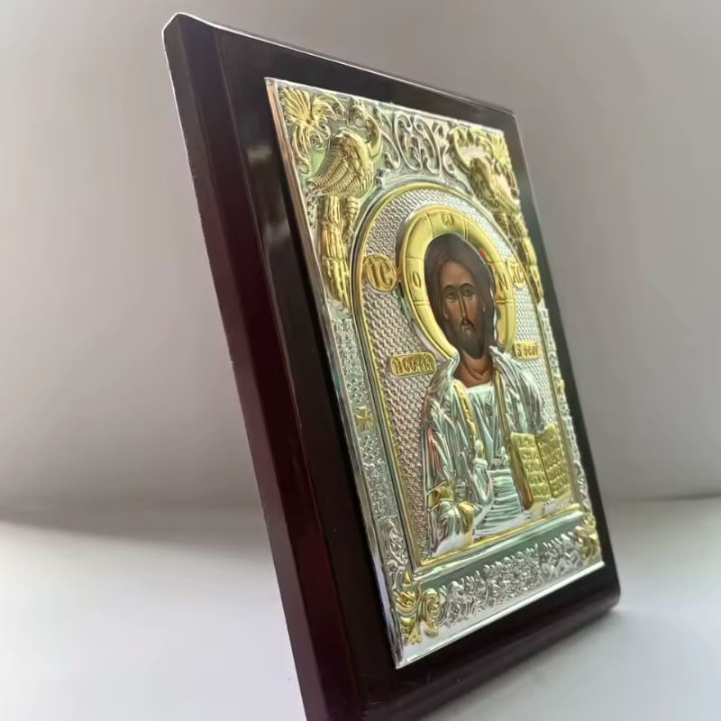 Vue du profil d'une icône orthodoxe du Christ posé sur une étagère