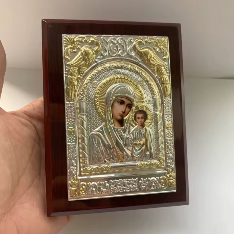 Icône religieuse de la Vierge Marie tenu dans une main