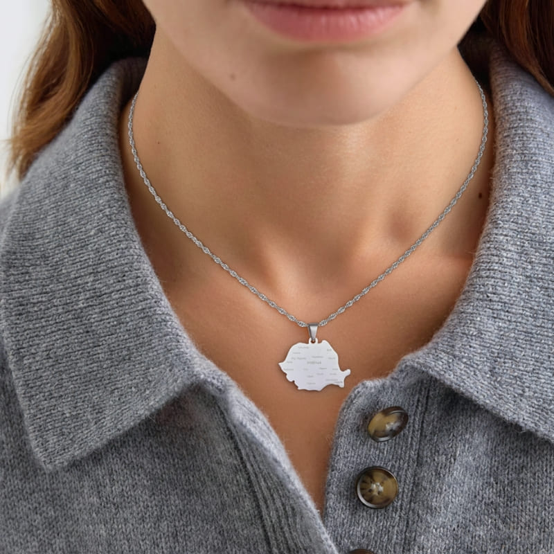 Collier de la Roumanie en argent porté par une femme