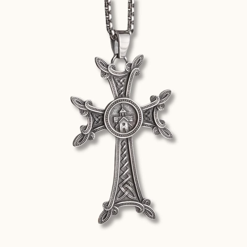 Pendentif d'une croix arménienne khachkar de face sur fond clair