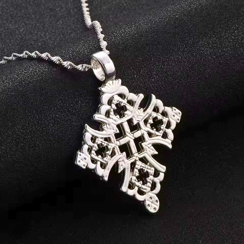 Collier chrétien croix éthiopienne argent sur fond noir – style orthodoxe d'Éthiopie
