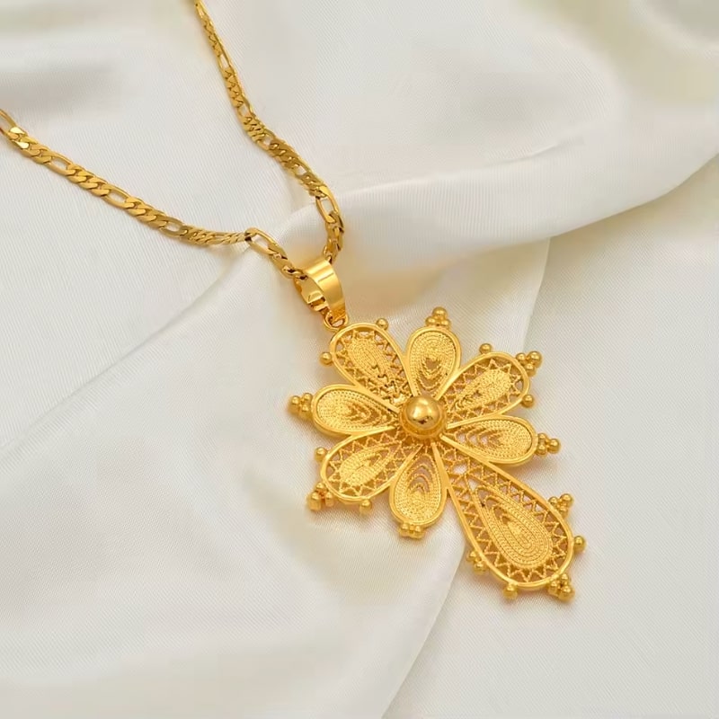 Pendentif Croix Éthiopienne Dorée Design Floral - Bijou Orthodoxe éthiopien