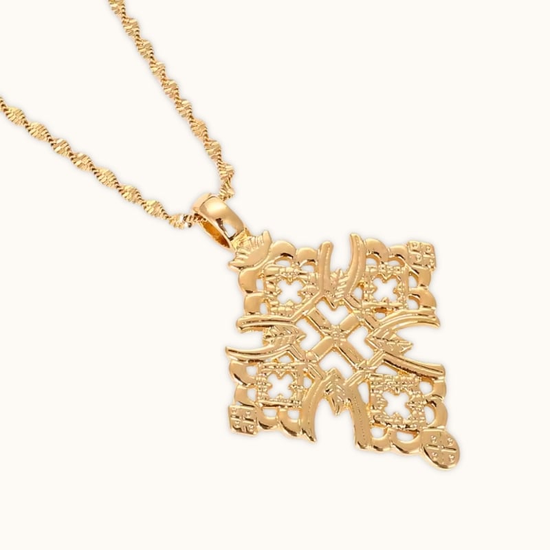 Croix éthiopienne dorée de style copte orthodoxe avec détails fins
