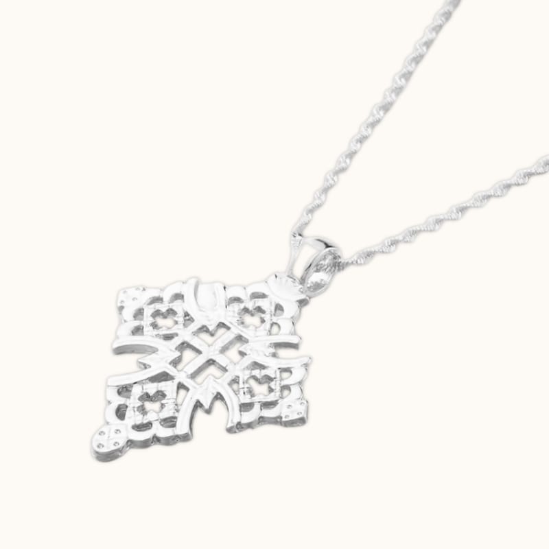 Pendentif croix éthiopienne orthodoxe argentée – design traditionnel ajouré