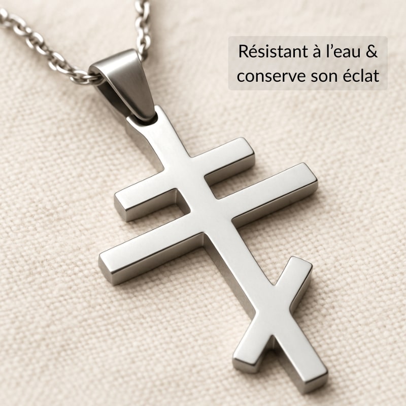 Gros plan d'un collier croix orthodoxe de couleur argentée