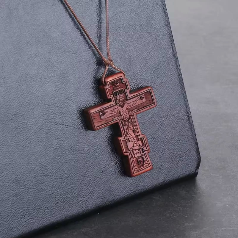 Pendentif croix orthodoxe en bois avec Jésus Christ
