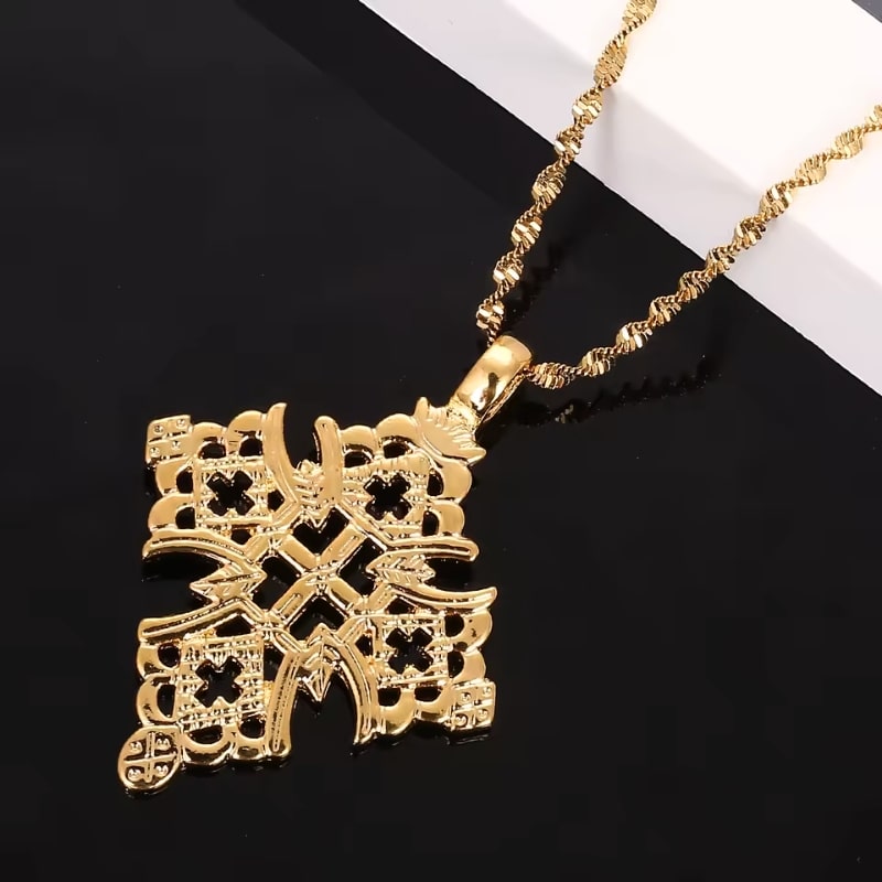 Pendentif croix éthiopienne orthodoxe en finition or 24K sur fond noir
