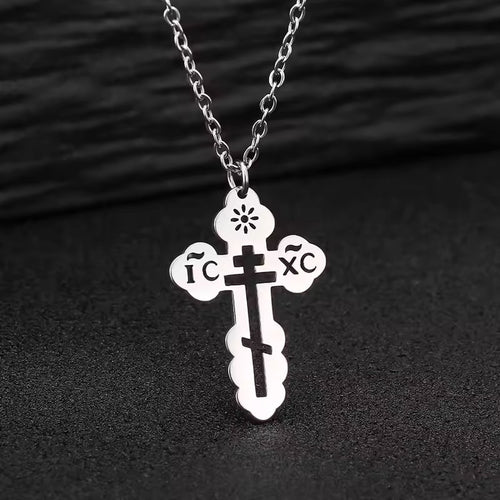 Pendentif croix orthodoxe russe IC XC en argent sur fond noir