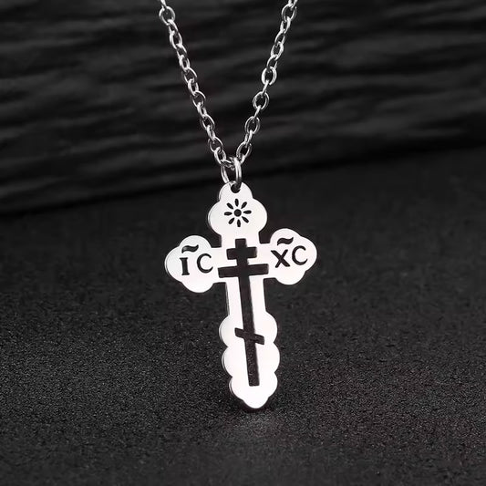 Pendentif croix orthodoxe russe IC XC en argent sur fond noir