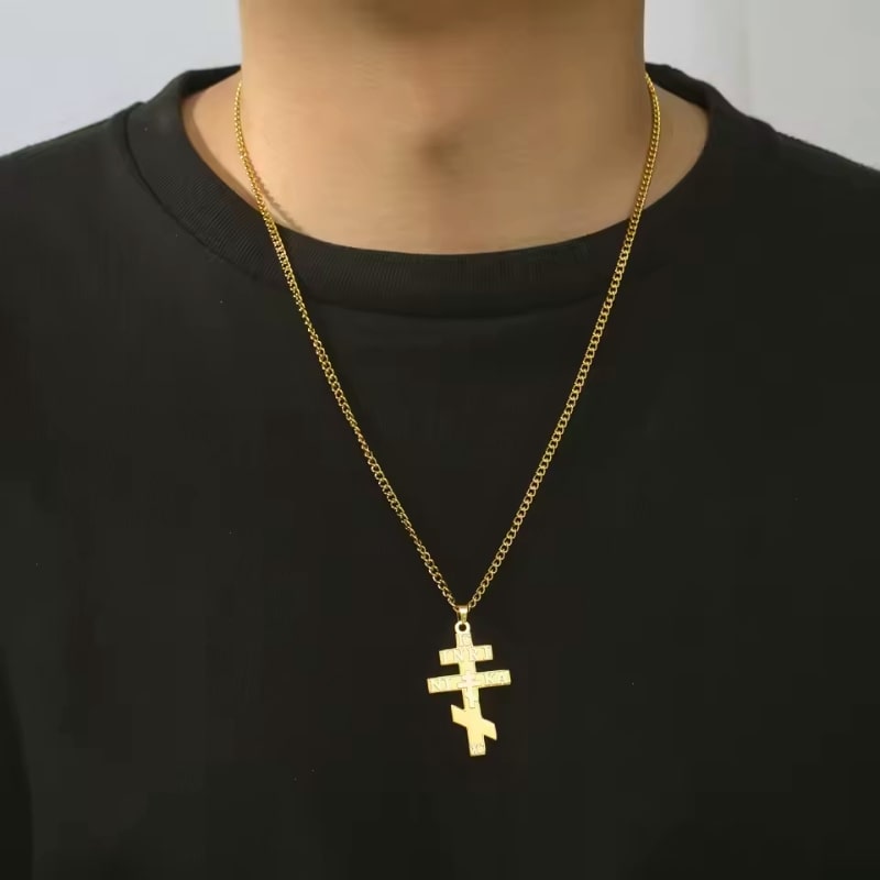 Pendentif croix orthodoxe russe doré porté par homme sur t-shirt noir
