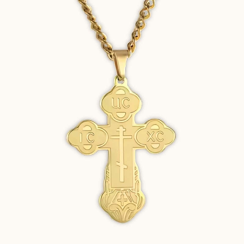 Pendentif croix orthodoxe serbe en or sur fond clair, vue de face