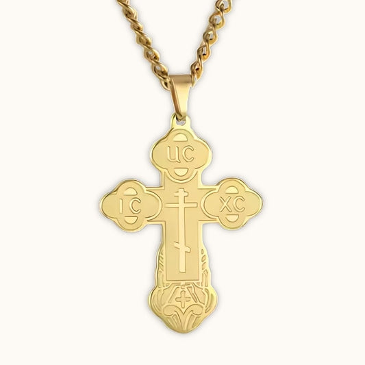 Pendentif croix orthodoxe serbe en or sur fond clair, vue de face