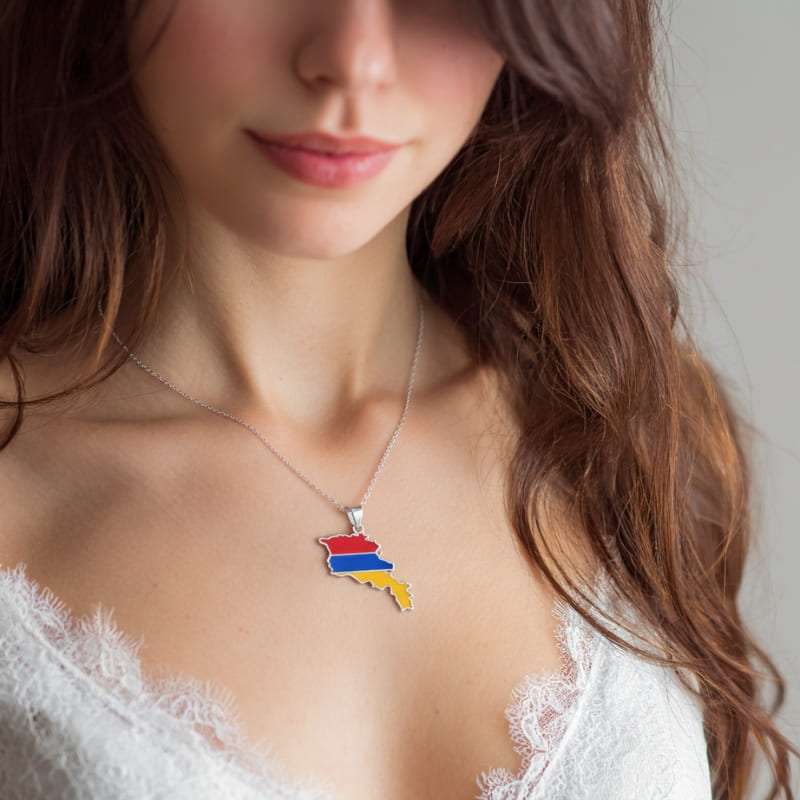 Collier du drapeau de l'Arménie aux couleurs du drapeau porté par une femme