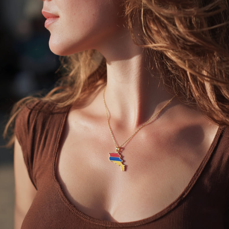 Collier carte de l'Arménie aux couleurs du drapeau, porté par une femme