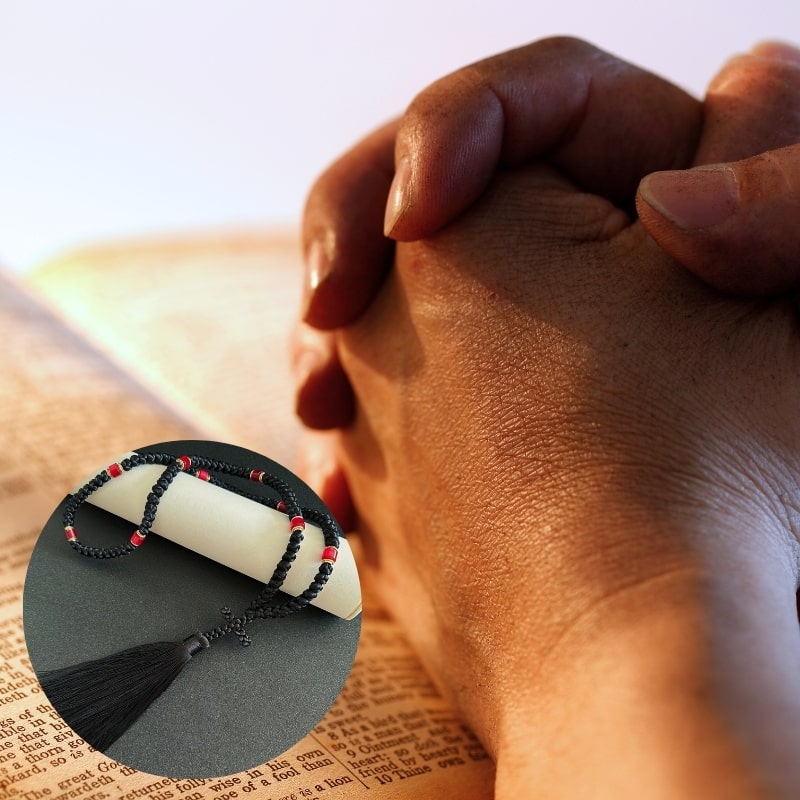 Mains jointes en prière avec chapelet orthodoxe noir traditionnel