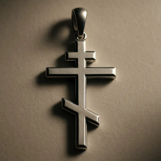 Croix orthodoxe à trois barres en argent, symbole de foi chrétienne.