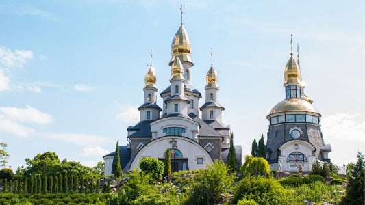 Magnifique église orthodoxe aux dômes dorés, illustration pour le guide sur la conversion à l'orthodoxie.