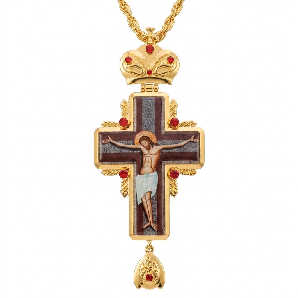 Collana Lunga Pendente Croce Pettorale Dorata — Crocifissione Alata, Pietre Rosse, Ricade in Basso