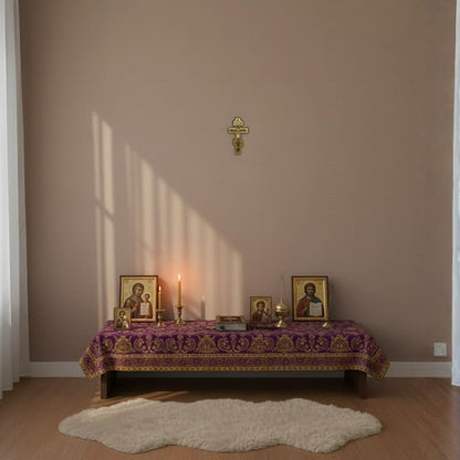 Croix orthodoxe en bois accrochée au mur au dessus d'un coin de prière