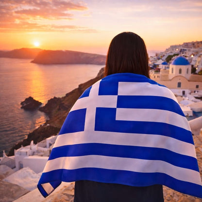 Drapeau de la Grèce porté par une femme à Santorini