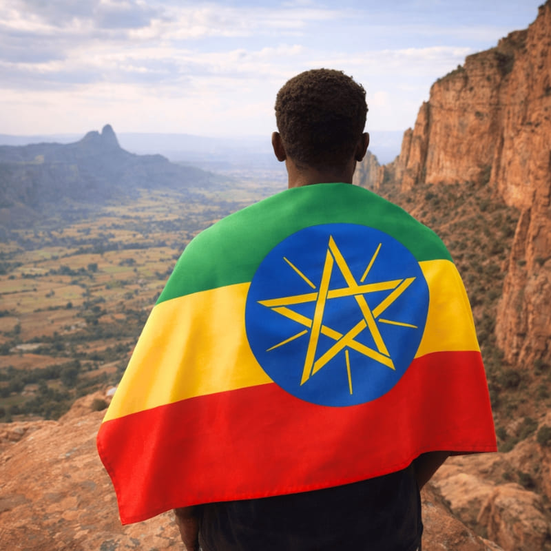 Drapeau de l'Ethiopie porté par un homme à l'église de Abuna Yemata