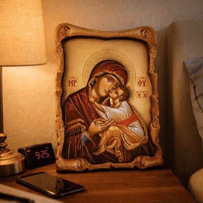 Icone orthodoxe Vierge Marie en bois sur une table de chevet dans une chambre
