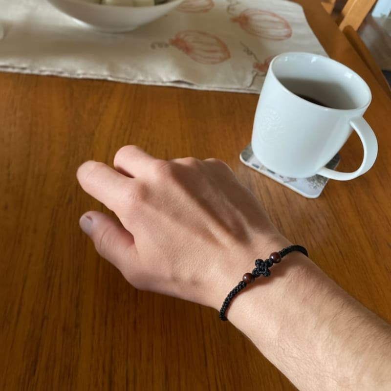 Bracelet komboskini orthodoxe noir porté au poignet d’un homme