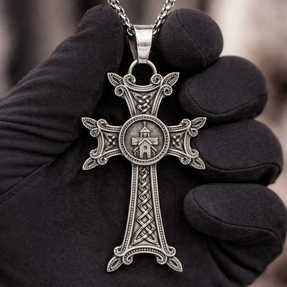 Collier croix khatchkar arménien dans la main d'un bijoutier 
