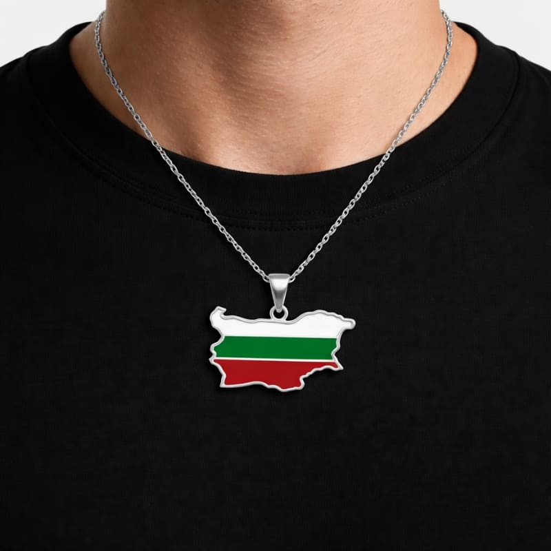 Pendentif en forme de la carte de la Bulgarie et avec les couleurs du drapeau porté par un homme