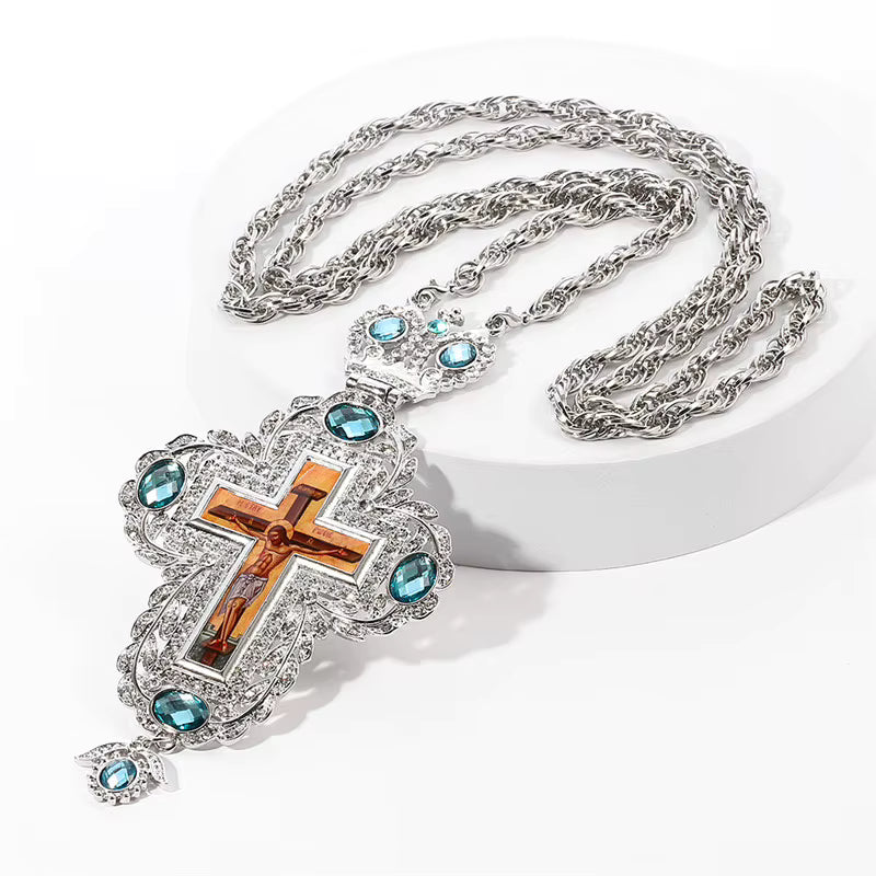 Collier pendentif croix pectorale argentée avec crucifix, pierres turquoise et chaîne.