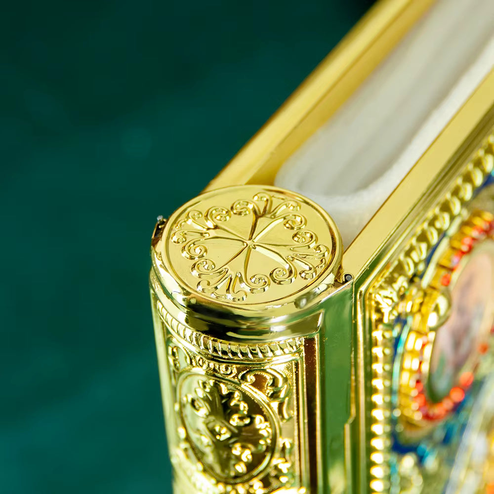 Protège-Évangile Orthodoxe Doré avec Icônes Religieuses — Couverture Bible Évêque Plaquée Or