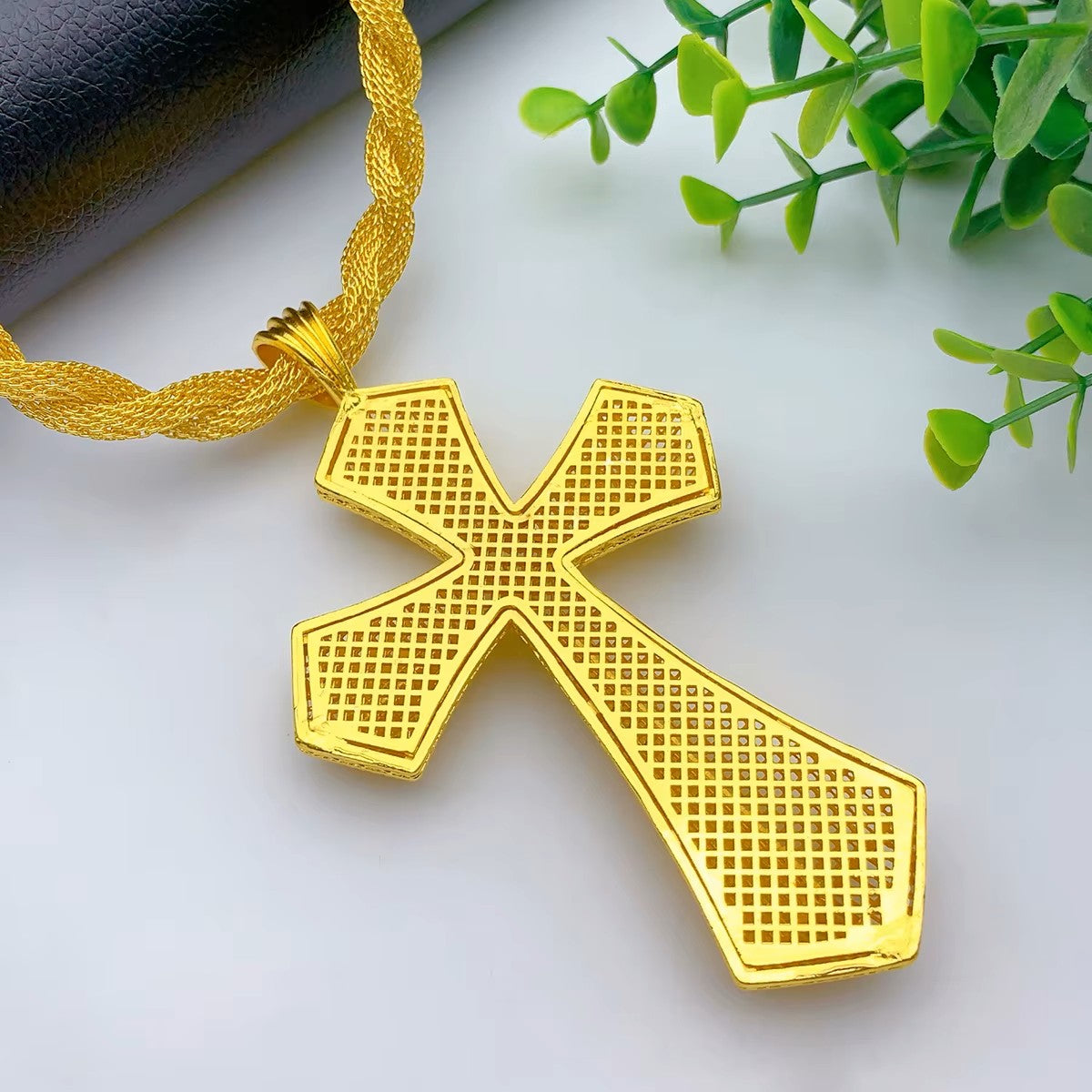 Collier Pendentif Croix Éthiopienne Torsadée — Grand Modèle Couleur Or