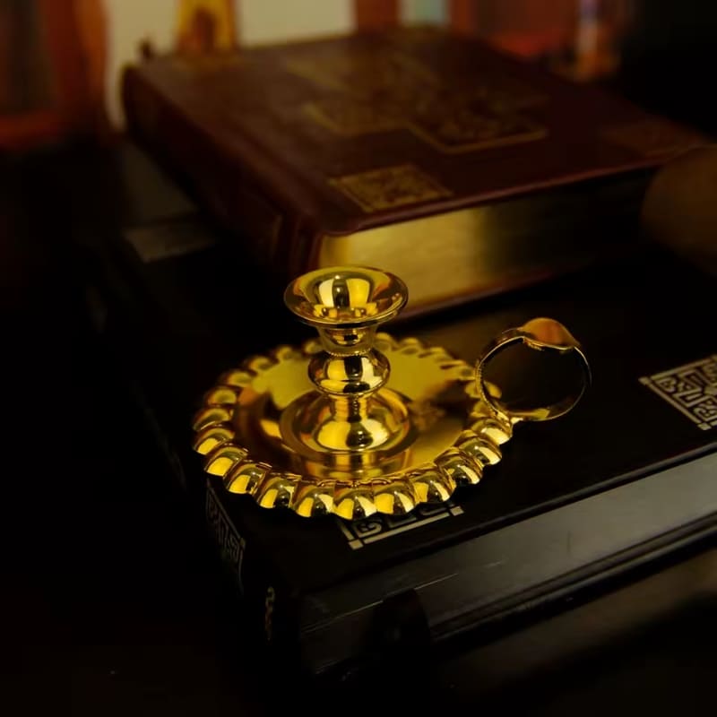 Bougeoir orthodoxe doré posé sur une bible