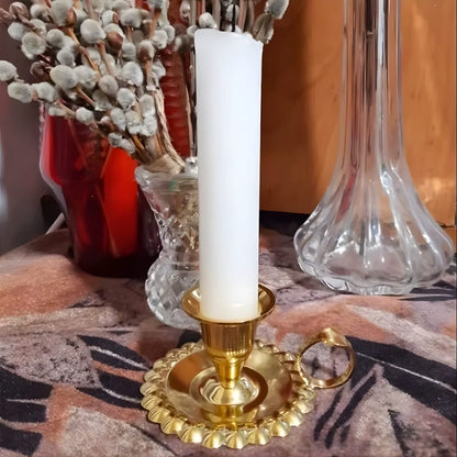 Chandelier orthodoxe de couleur or contenant une bougie épaisse