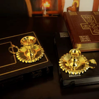 Bougeoirs chrétiens orthodoxes posés sur  des livres religieux