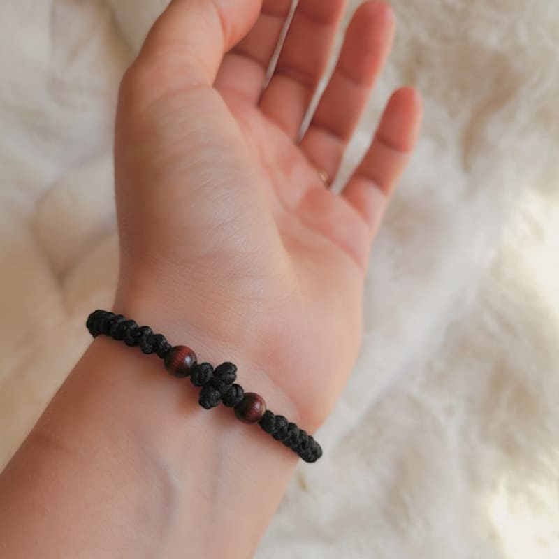 Bracelet brojanica orthodoxe porté au poignet d’une femme pendant la prière